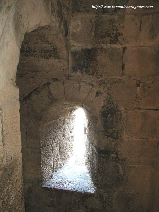 MURO SUR DE LA ESCALERA CON VENTANAL DERRAMADO AL INTERIOR